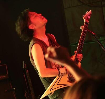 上田 康弘（ギター）の写真
