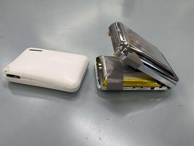 膨張したバッテリーの写真