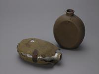 アルミ製と陶製の水筒