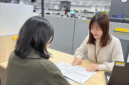 福祉職の職員が窓口業務をしている写真