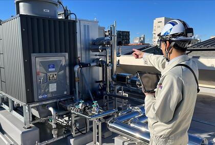 機械職の職員が機械の点検をしている写真