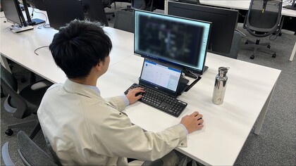 機械職の職員が事務作業をしている写真