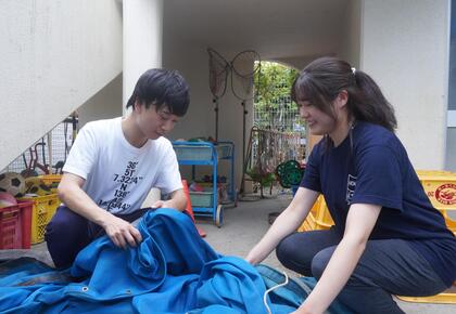 保育士職の職員が同僚と話をしている写真