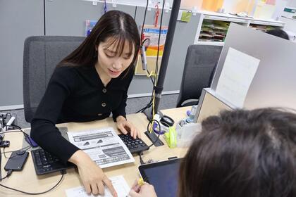 事務職の職員が窓口対応をしている写真