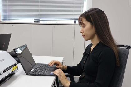 事務職の職員が事務作業をしている写真