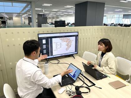 事務職の職員が同僚職員と会議をしている写真