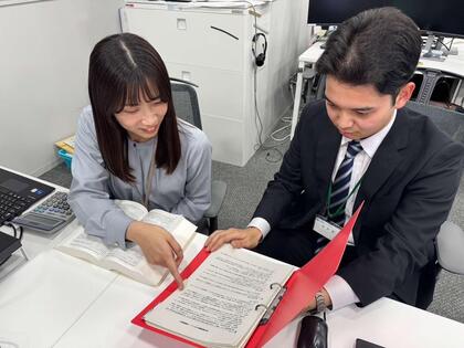 事務職の職員が後輩職員に助言をしている写真