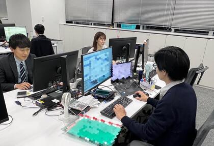 事務職の職員が事務作業をしている写真