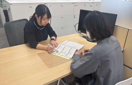 事務職の職員が窓口対応をしている写真