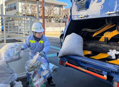 清掃職の職員がごみ収集をしている写真