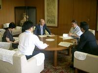 第13回提言式　提言について意見交換する齋藤会長と池田副会長