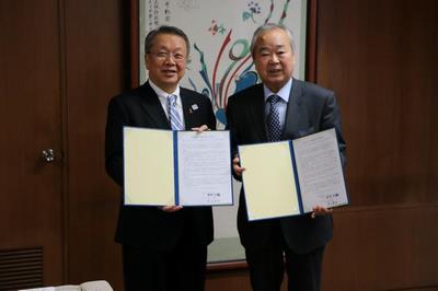 中野区役所　区長　田中大輔（左）とJASPAS株式会社　渡邊靖和代表取締役（左）