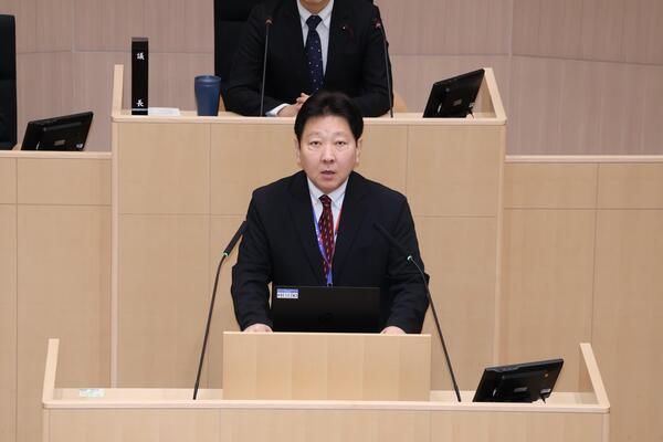施政方針説明を行う酒井区長