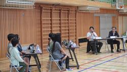 意見交換している様子