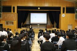 区長がコメントしている様子