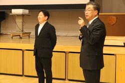 区長と教育長が話している様子