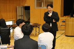 酒井区長と意見交換している様子