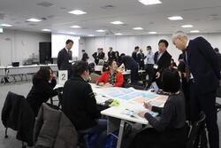 意見交換している様子