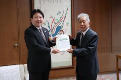 会長から区長への提案書提出
